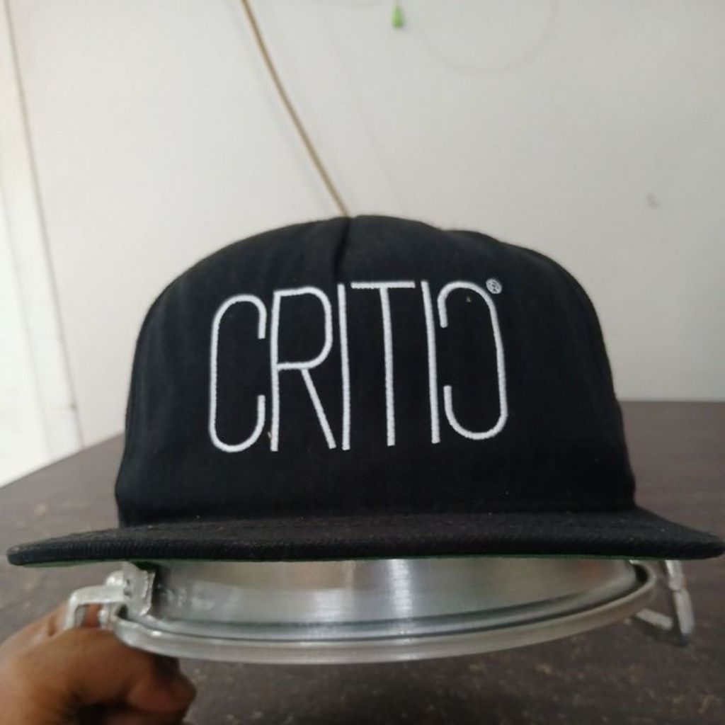 Topi snapback bahan denim tebal warna hitam pekat logo bordir CRITIC second Original  allsize stelan