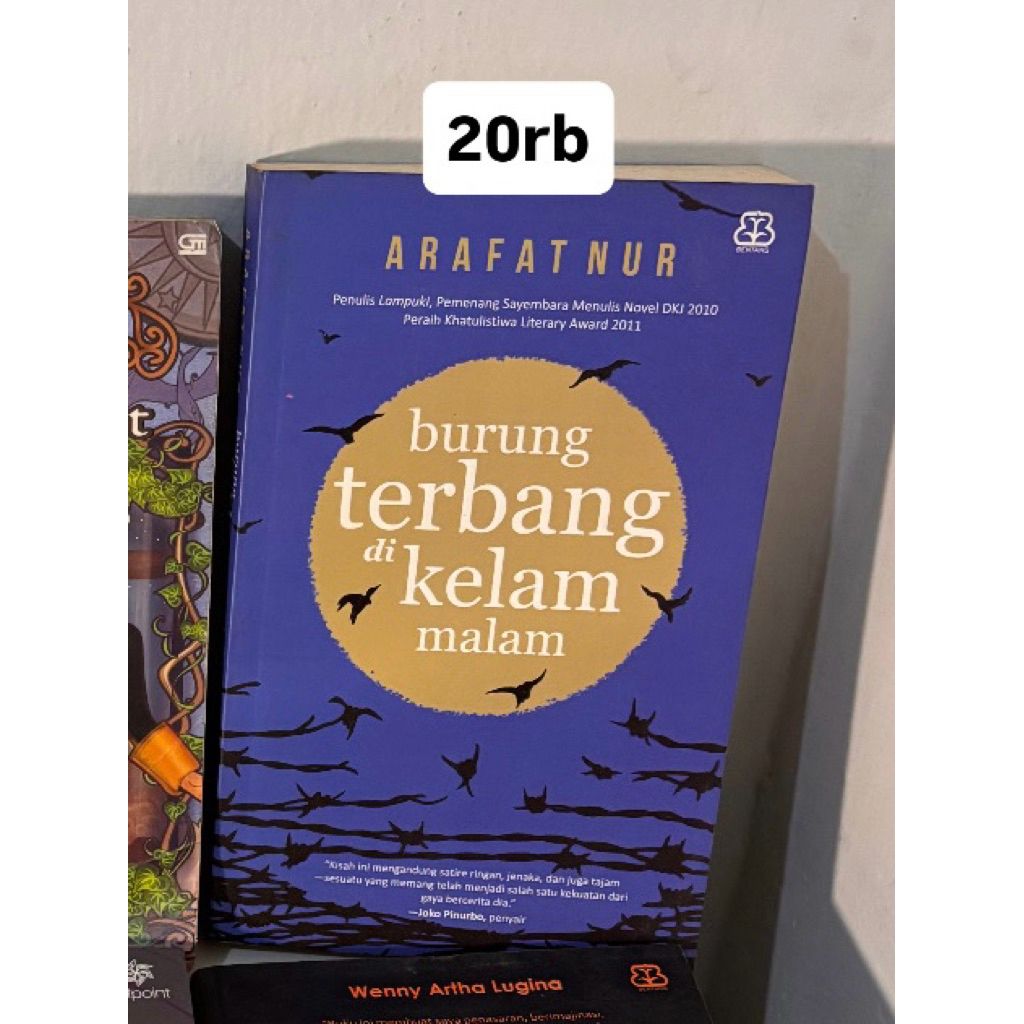 Preloved buku Burung Terbang di Kelam Malam by Arafat Nur
