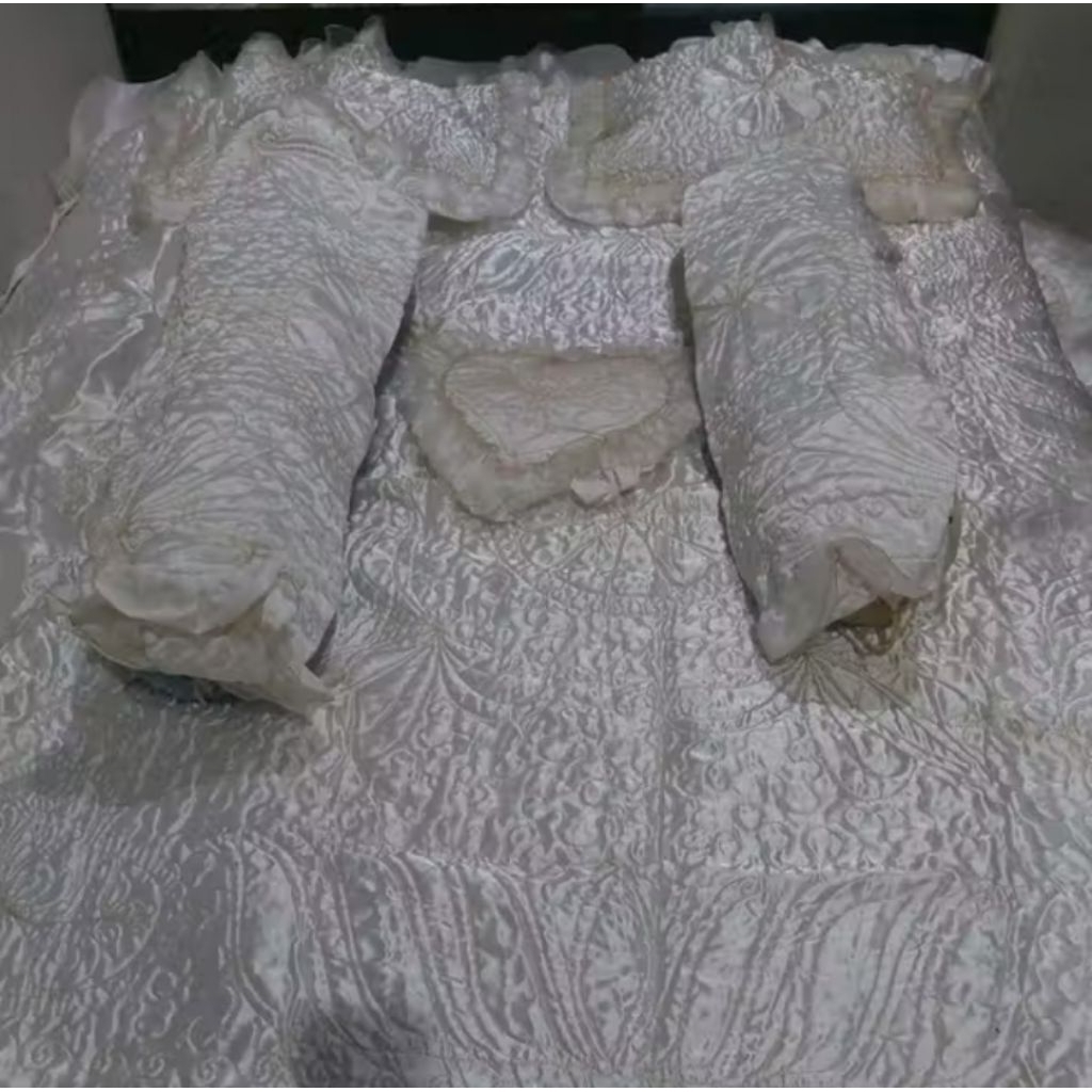 Sprei Pengantin Satin Rumbai Tebal 1 Set Merek Rosanna PL