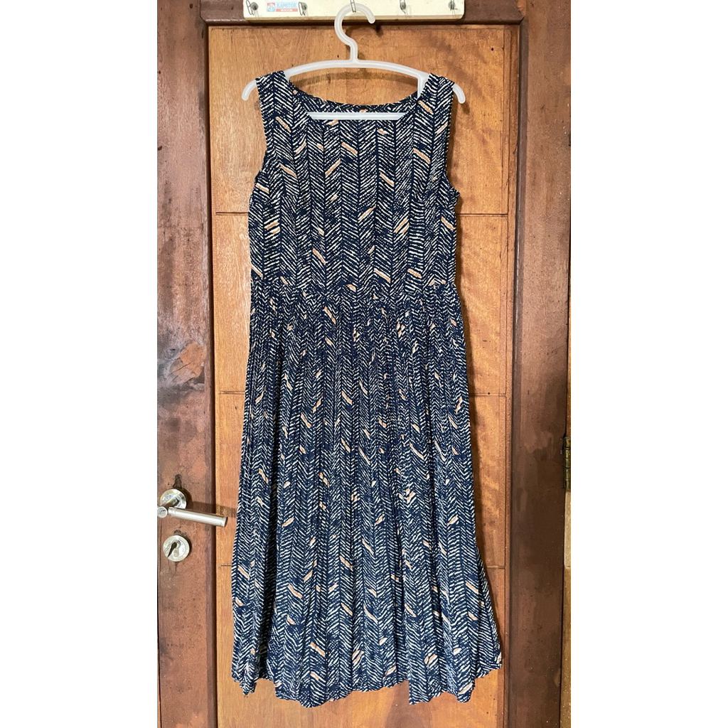 Preloved Midi Dress Plisket Tanpa Lengan - Baju Terusan Wanita Motif Zigzag Navy Elegan Adem