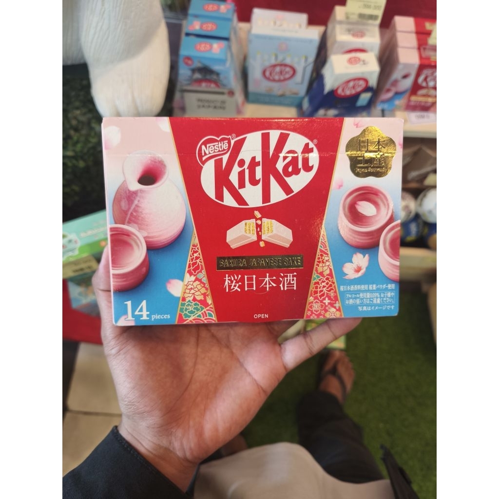 Nestle Kitkat import jepang varian sakura Japanese sake  gift pack isi 14 pcs