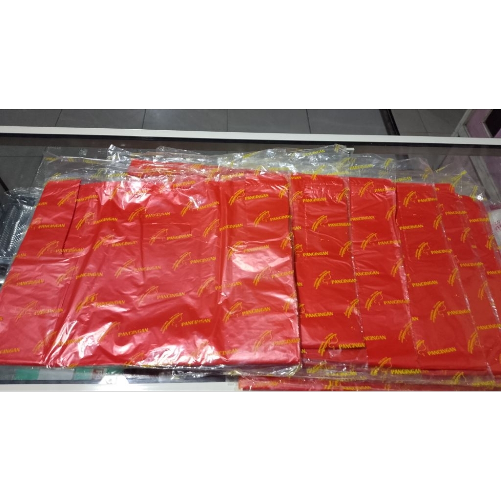 Kantong Plastik Merah Besar