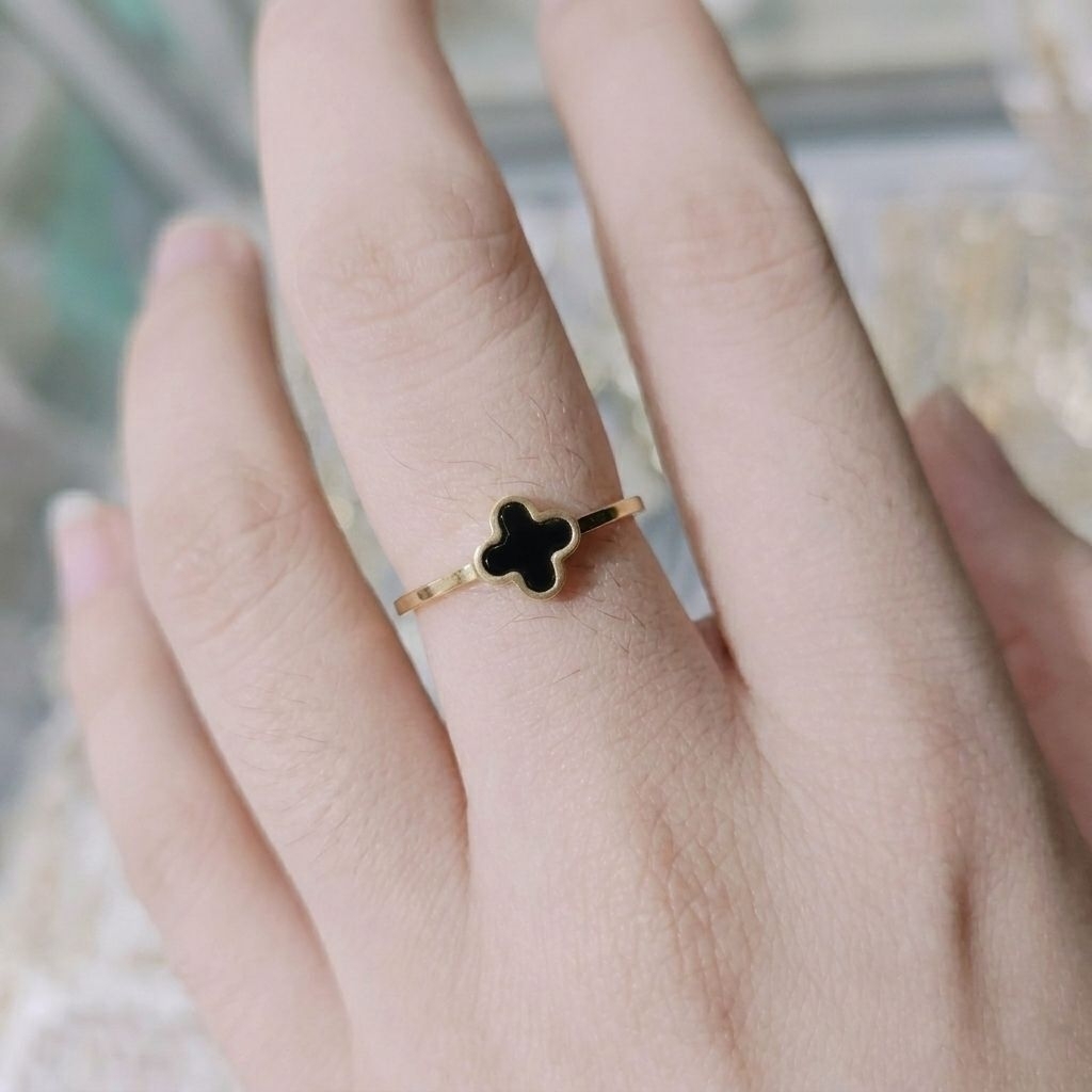 Cincin Titanium Bunga Clover Viral L V Kembang Hitam Tipis