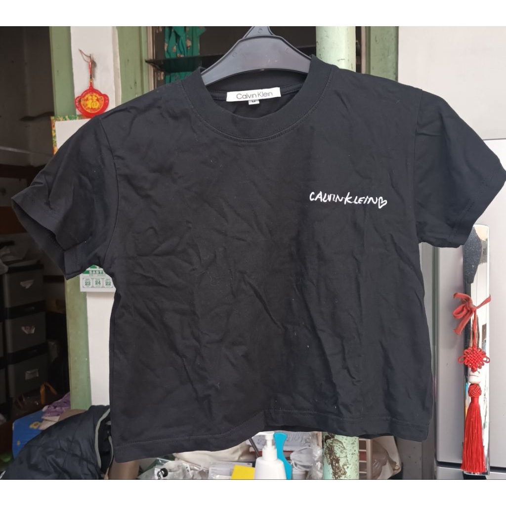 Atasan Kaos Wanita Croptop warna Hitam merk Calvin Klein Preloved