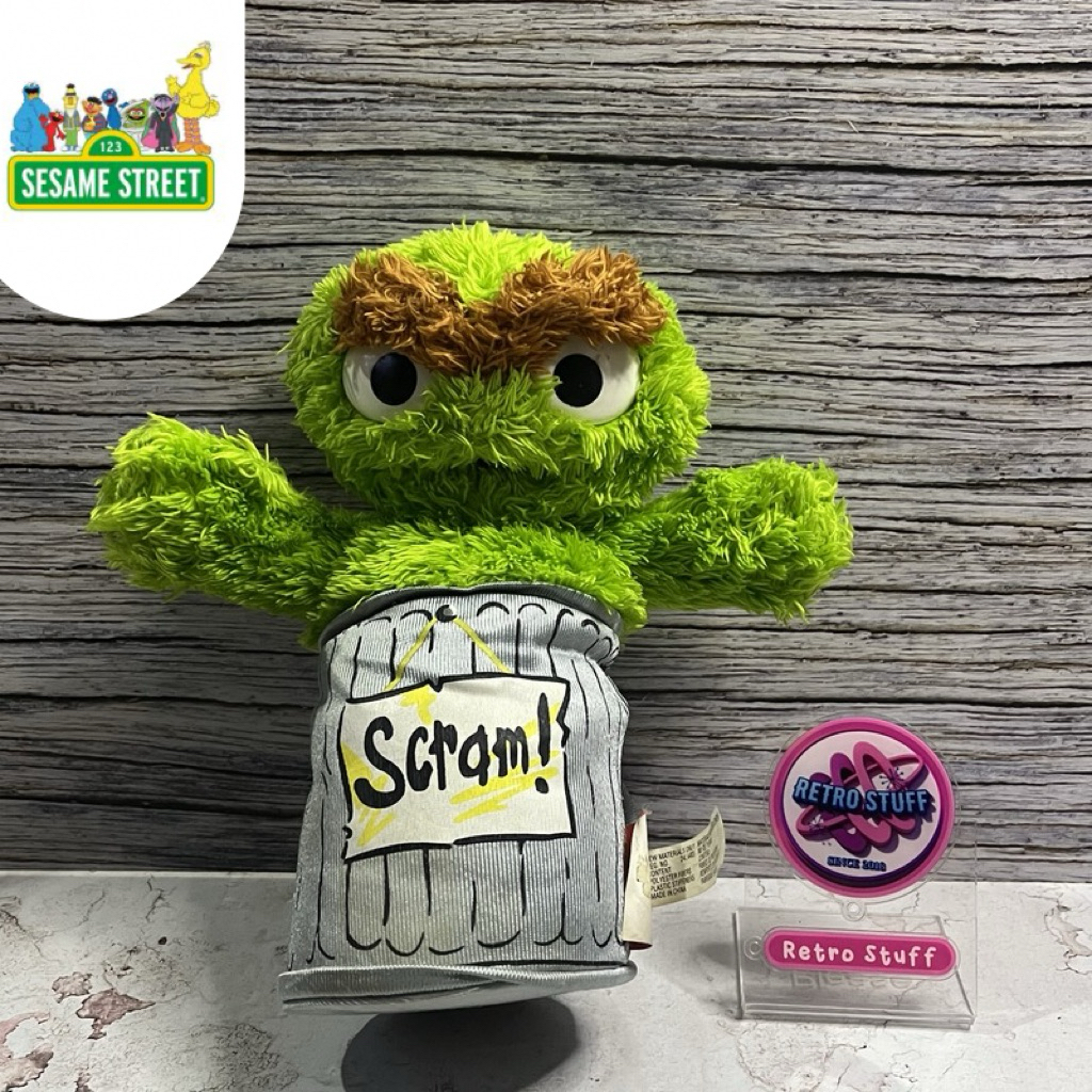 Boneka Sesame Street Oscar The Grouch In Trash Can Original
