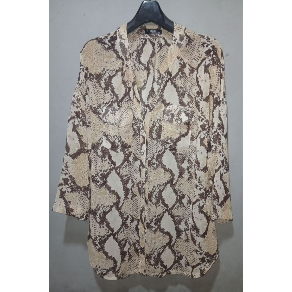kemeja motif ular