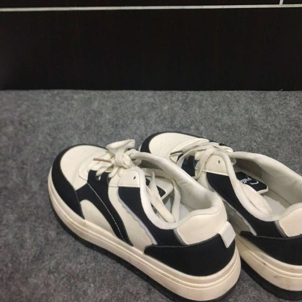 Sepatu COROLLA black white