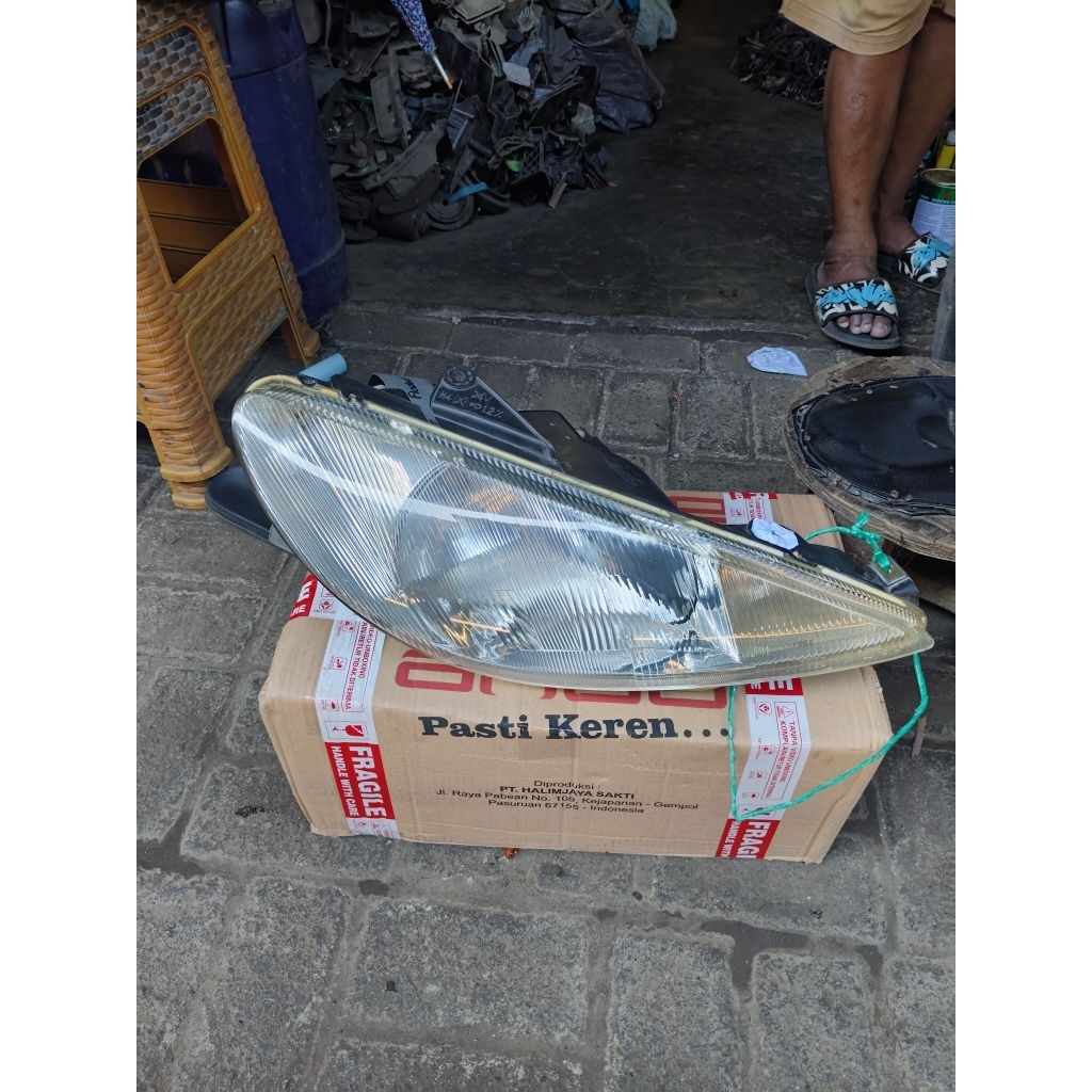 Headlamp Peugeot 206 original.