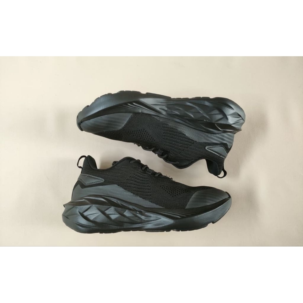 Sepatu kets olah raga Hitam polos TNI