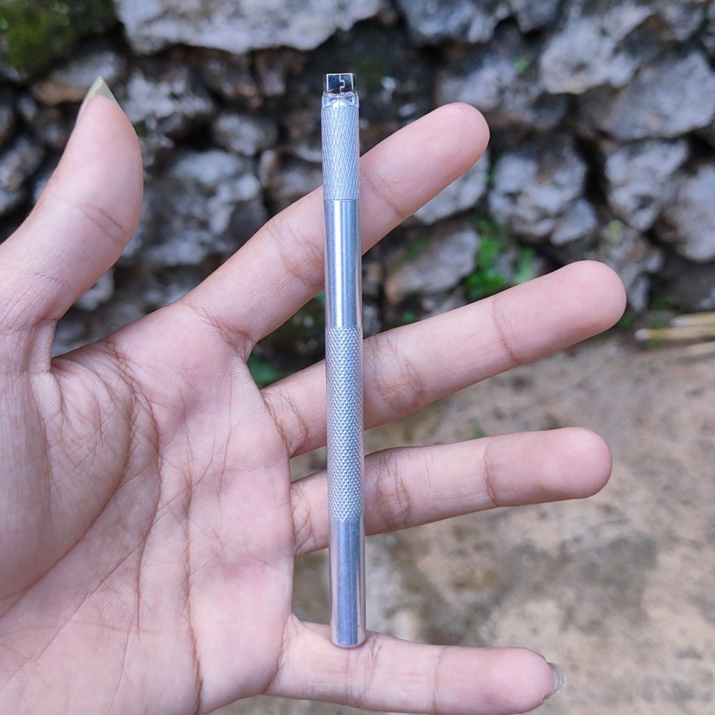 tongkat sakti untuk memasang konektor charger/cas micro usb