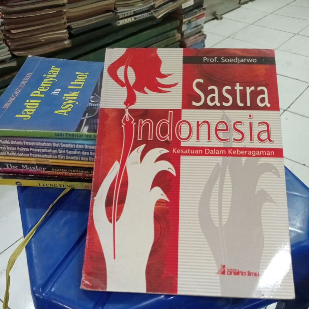 SASTRA INDONESIA KESATUAN DALAM KEBERAGAMAN PROF.SOEDJARWO BUKU BEKAS