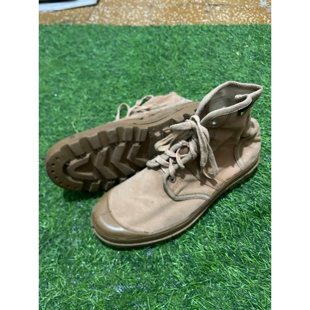 sepatu boot palladium size 41