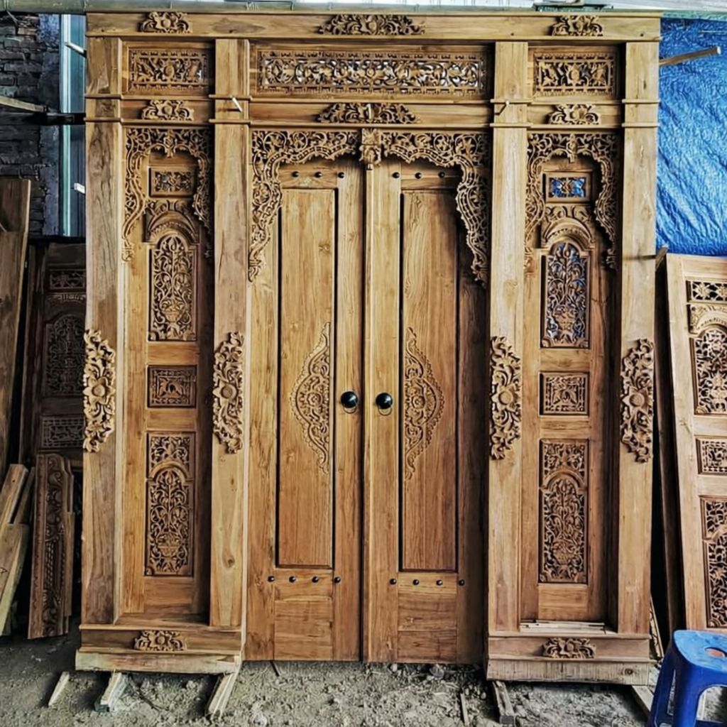 pintu rumah kupu tarung ukir