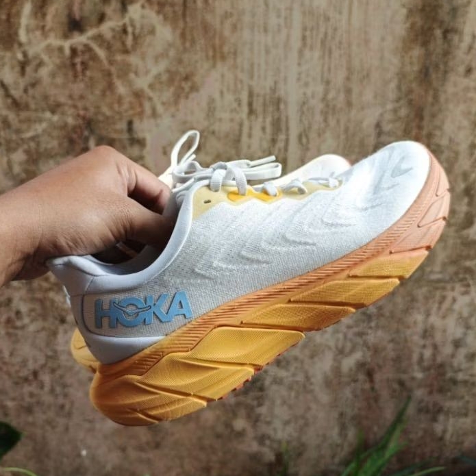 (Size 38) Sepatu running second Hoka Arahi 6