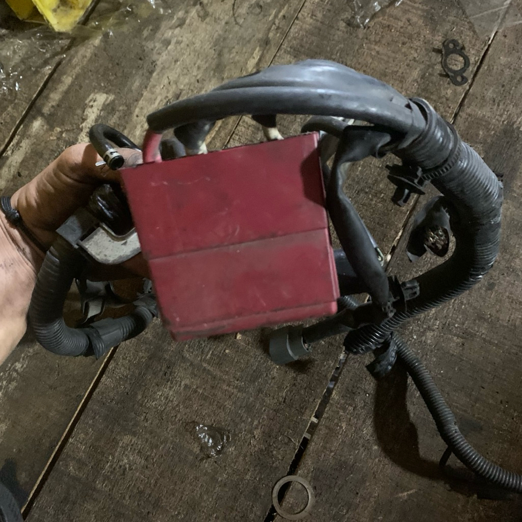kabel set CDI (Capacitor Discharge Ignition) atau modul kontrol pengapian beserta rangkaian kabelnya
