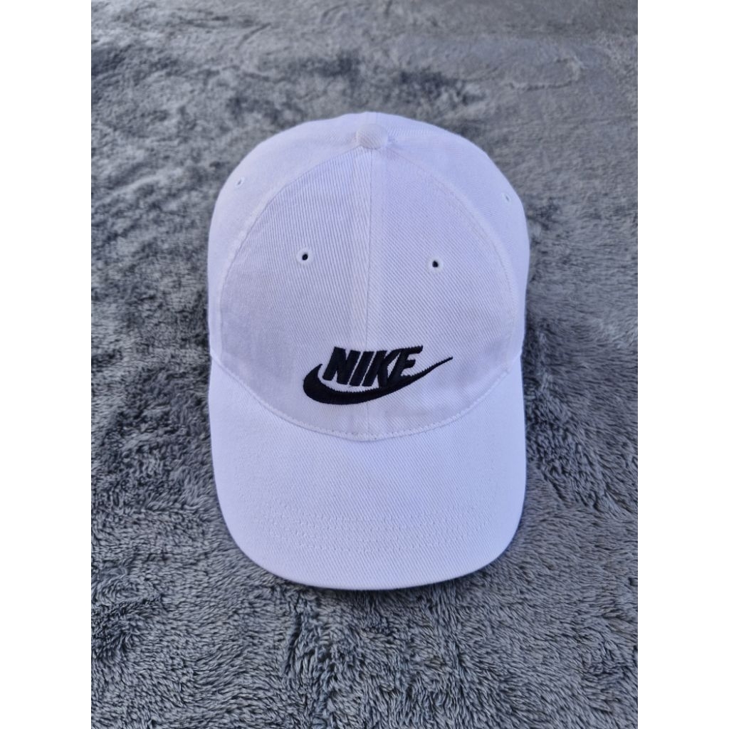 Topi nike putih logo besar