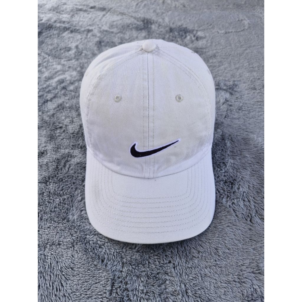 Topi nike warna cream coksu