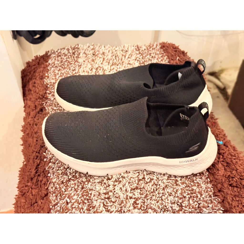 Sepatu Skecher Hitam Wanita Size 37