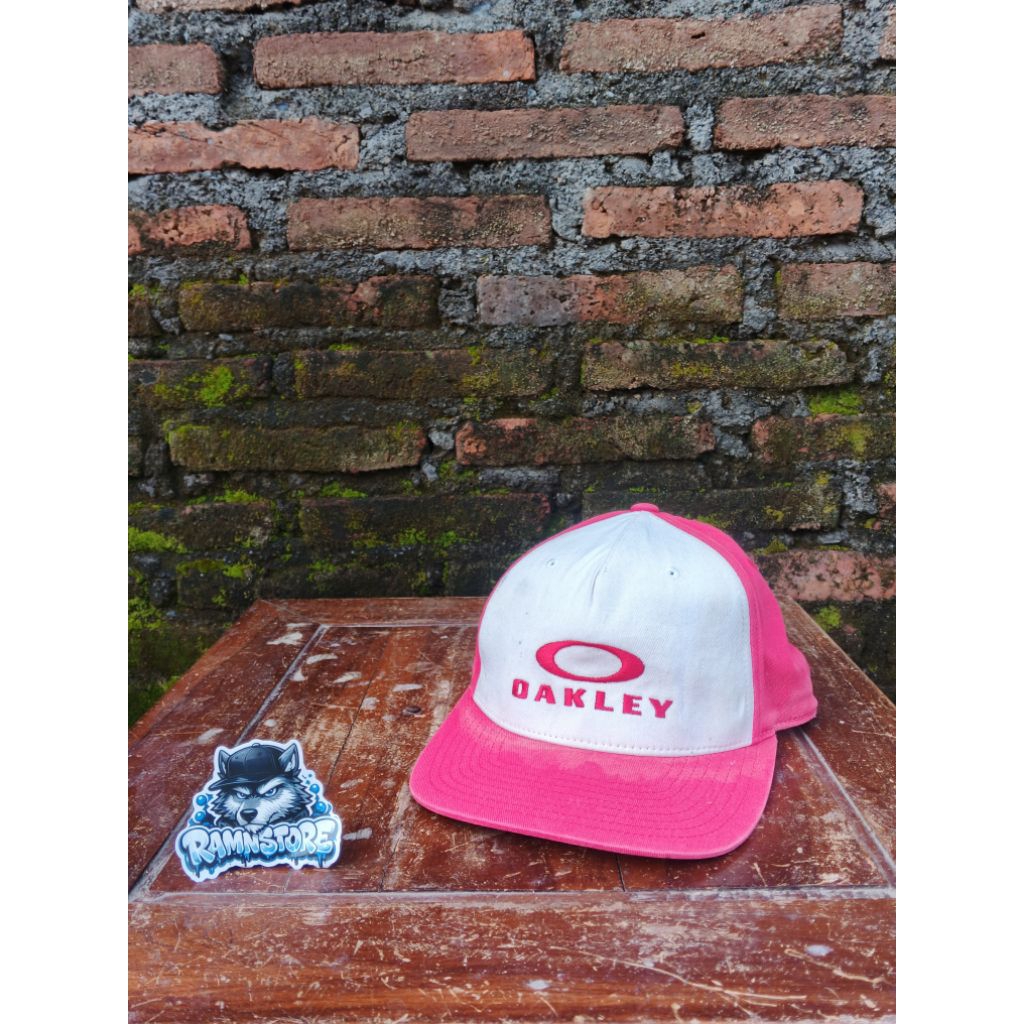 topi oakley