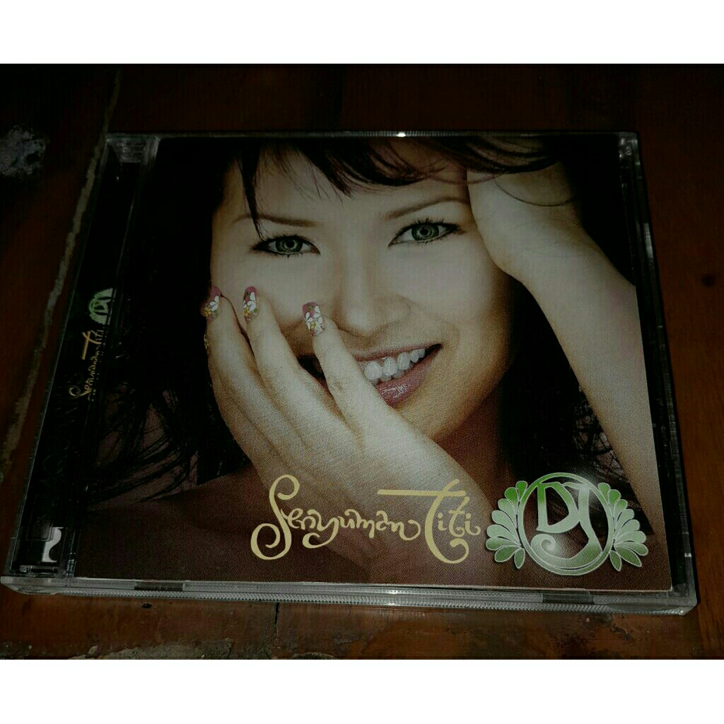 CD musik Titi DJ senyuman