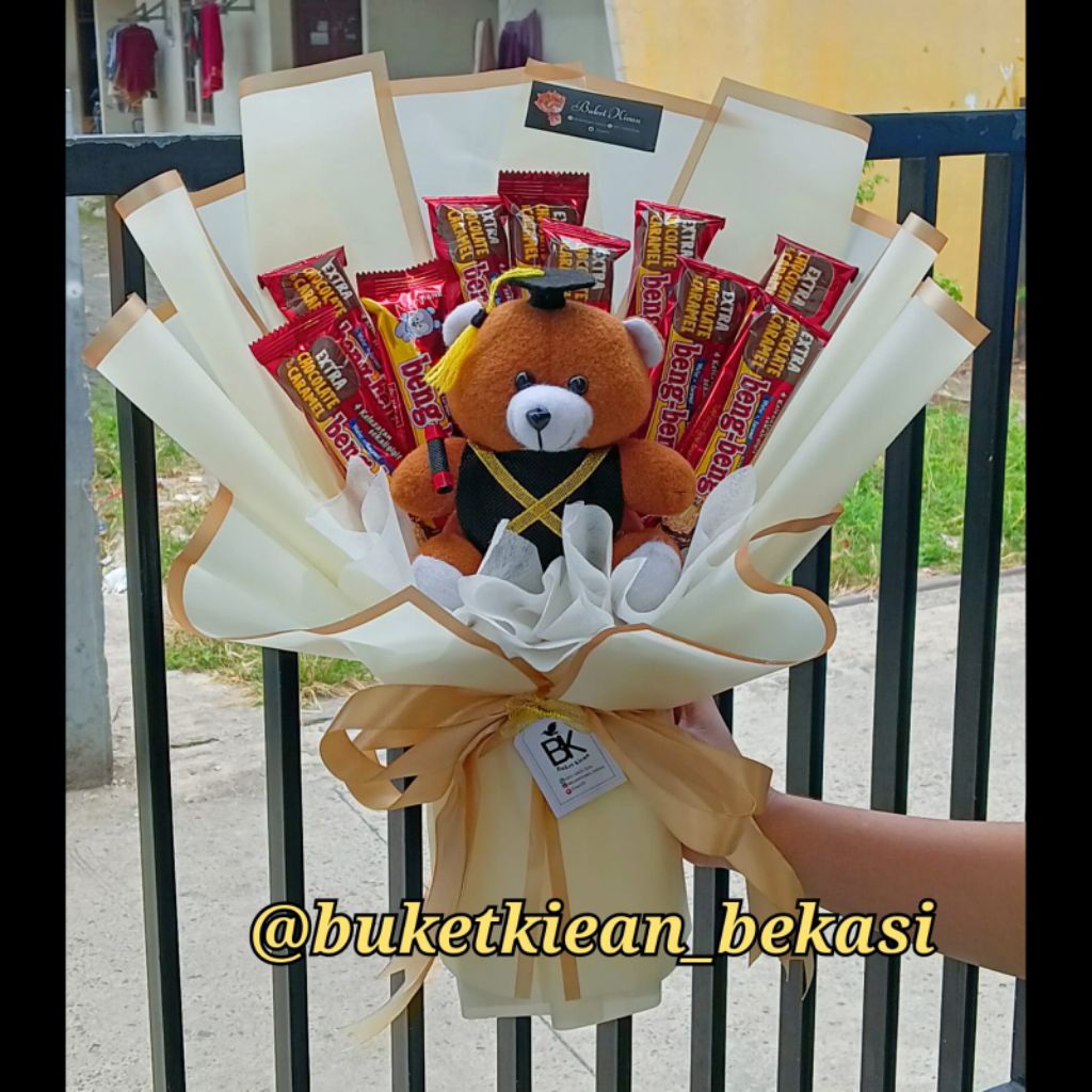buket Snack boneka wisuda/ buket bengbeng wisuda / buket boneka wisuda