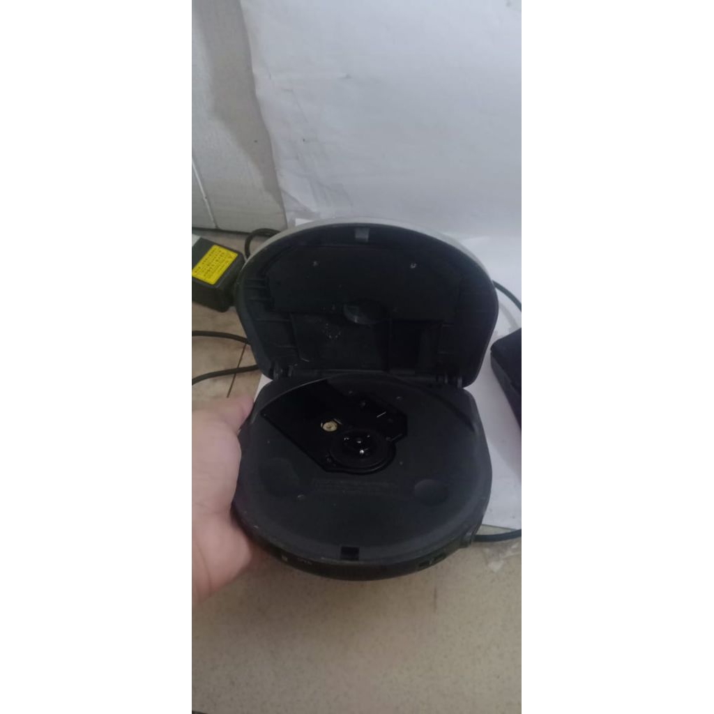 Sony video CD DISCMAN ESP PORTABLE VIDEO CD PLAYER D-V55 NORMAL BISA DI BAWA KE MANA MANA PLUS HEADS