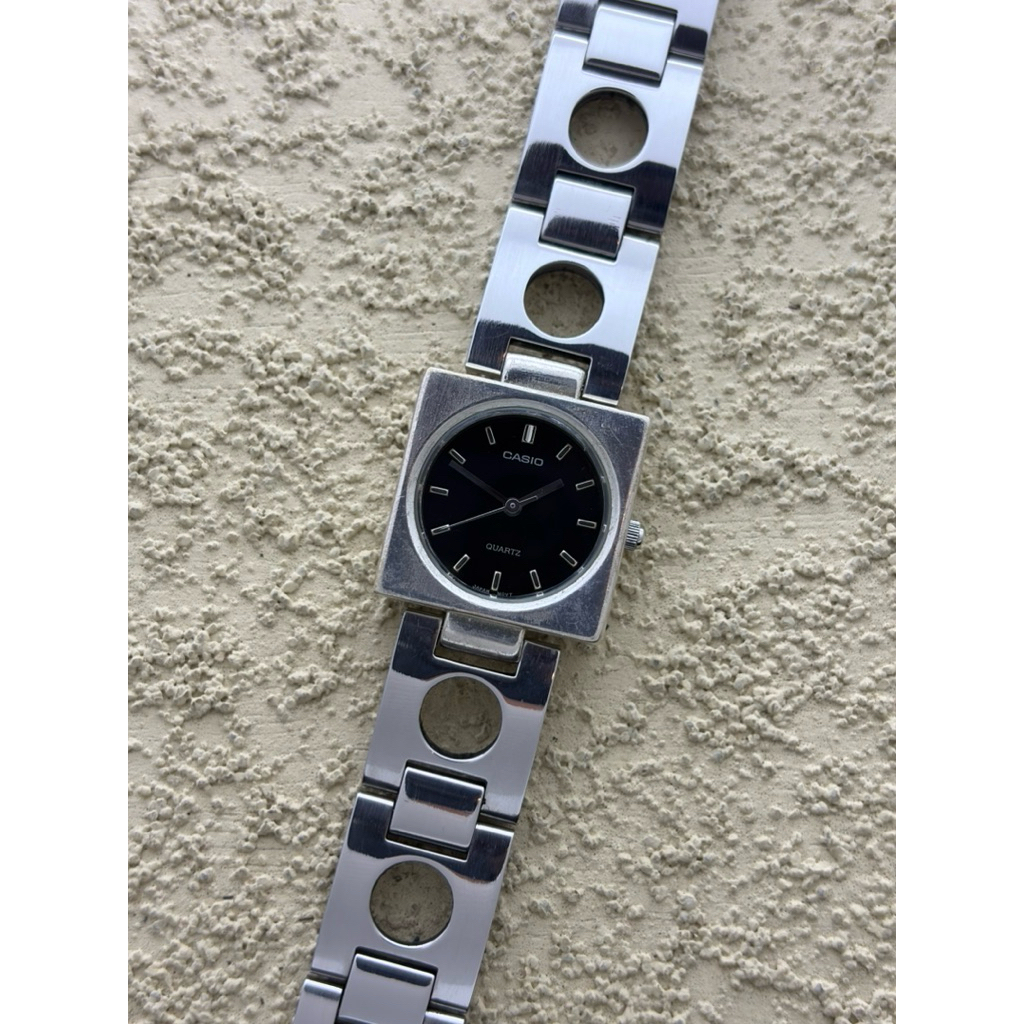 Dresswatch Jam tangan Casio tank 90s Second Preloved