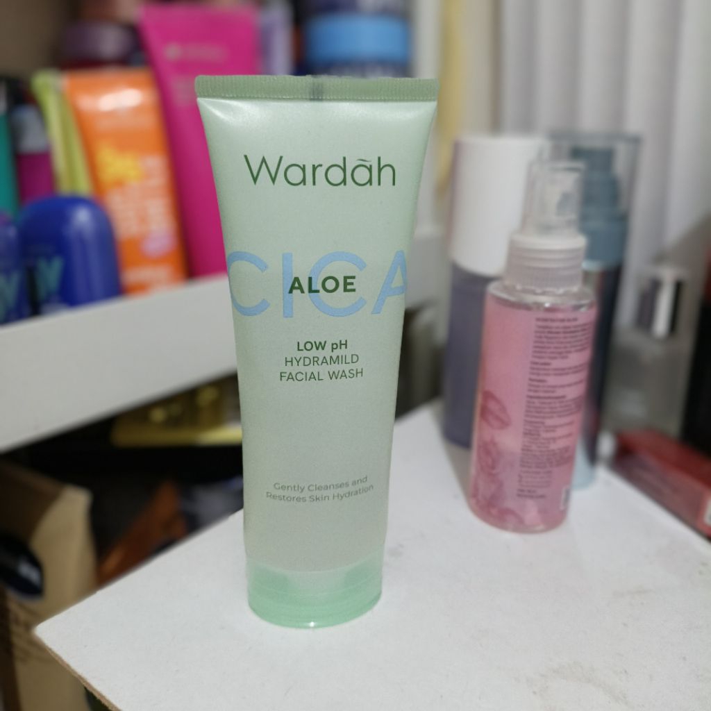 Sabun Cuci Muka Wardah Low pH Hydramild dengan Ekstrak Aloe Vera & Centella Asiatica, Panthenol