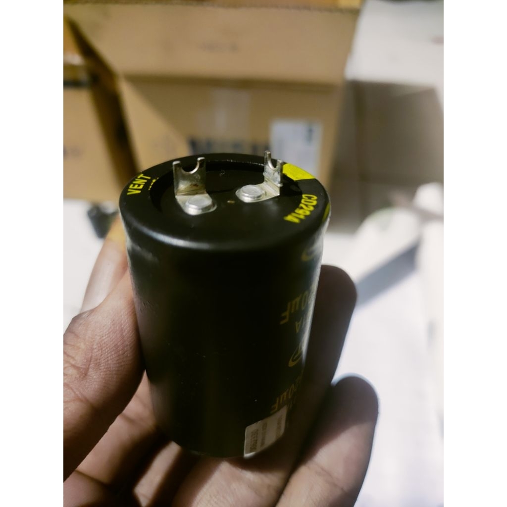C Elko 450v 820uf Elco 450v 820mfd Elko kapasitor 450volt 820uf Original T=6cm Diameter=3.2cm