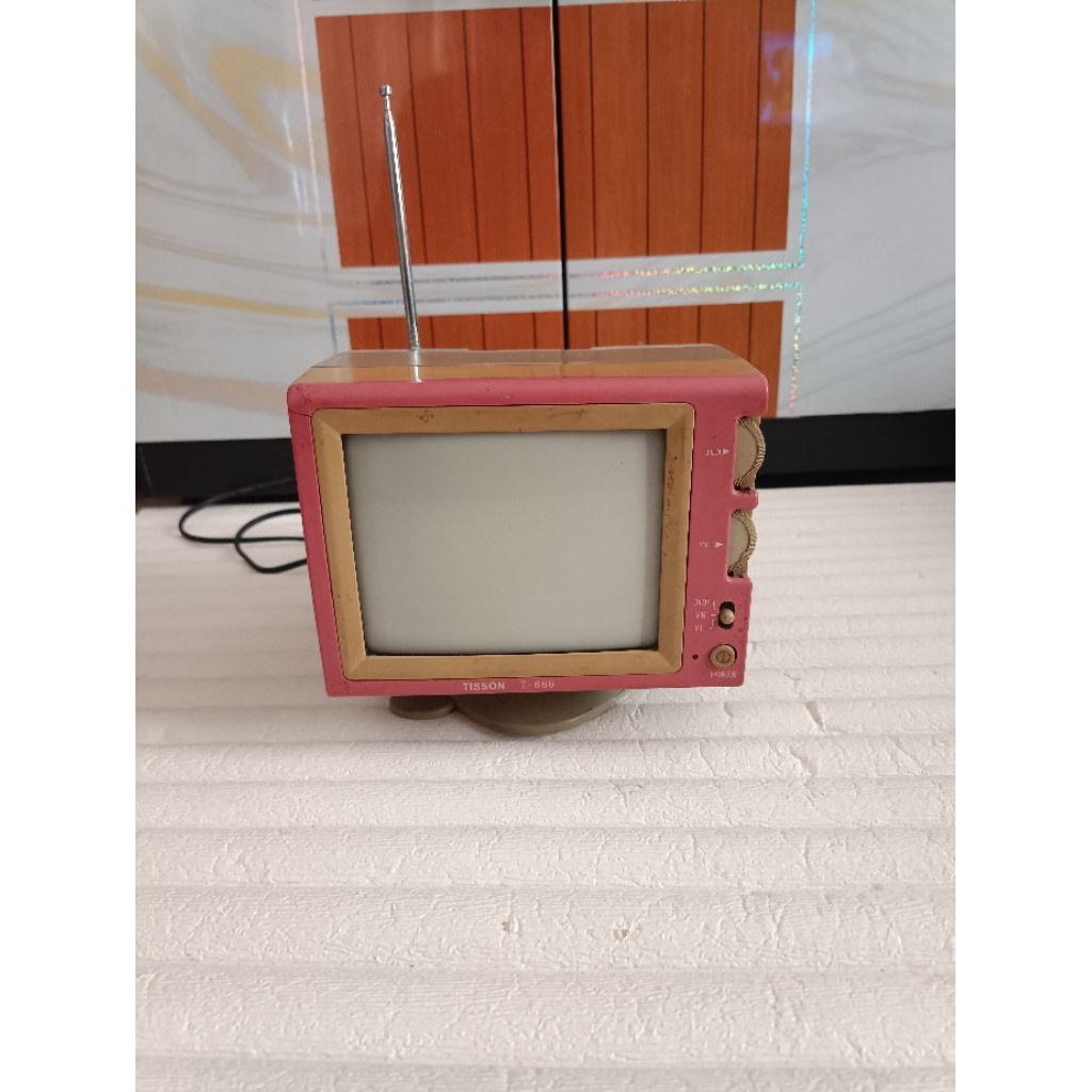 TV Tisson T-666 portable barang antik cocok buat pajangan di ruangan kerja