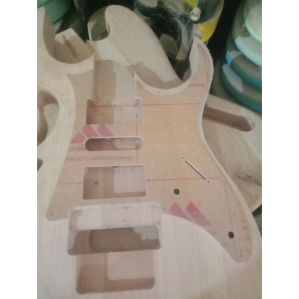 piguard hsh buat ibanez ,rg,jem pia dln warna htmputih,,
