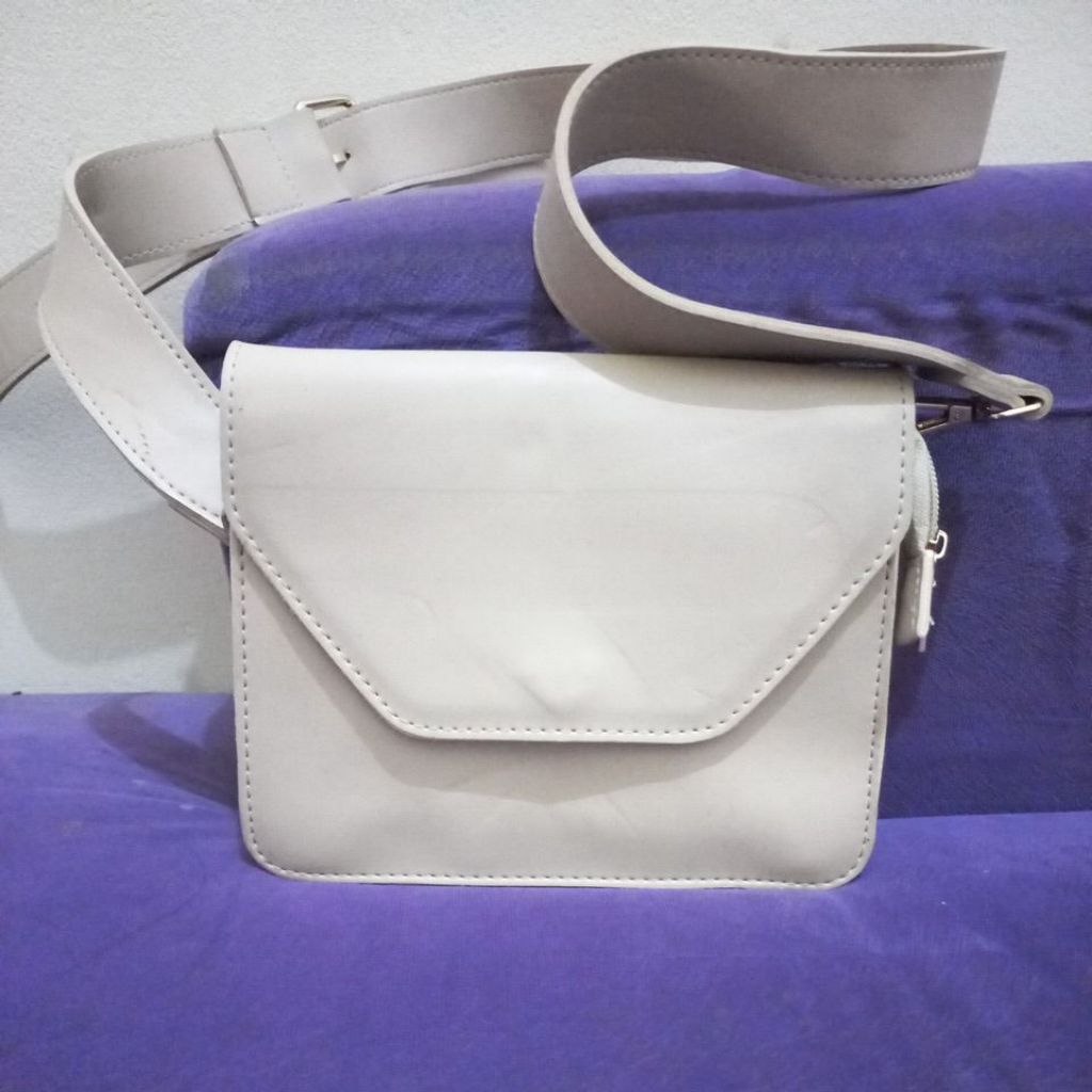 Prelove tas slempang kecil minus tf warna dibelakang