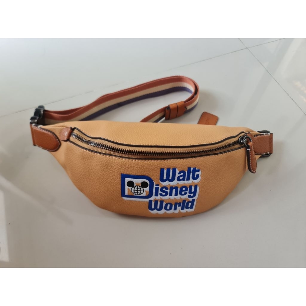 122. Tas WaistBag Pria Coach Walt Disney World
Mantan / Bekas / Second

Size : 26cm x 7cm × 11cm

Ku