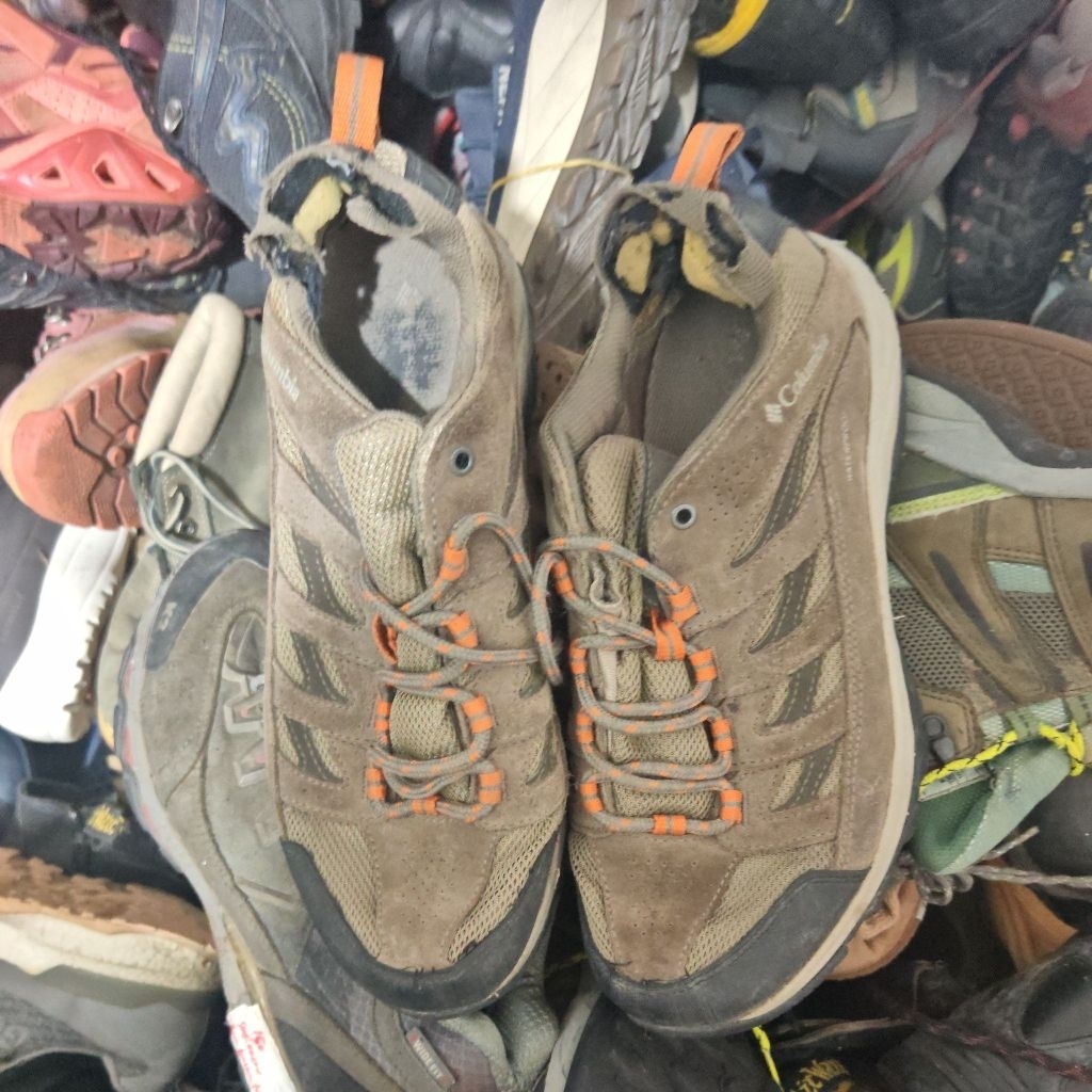 sepatu outdoor colombia size 42