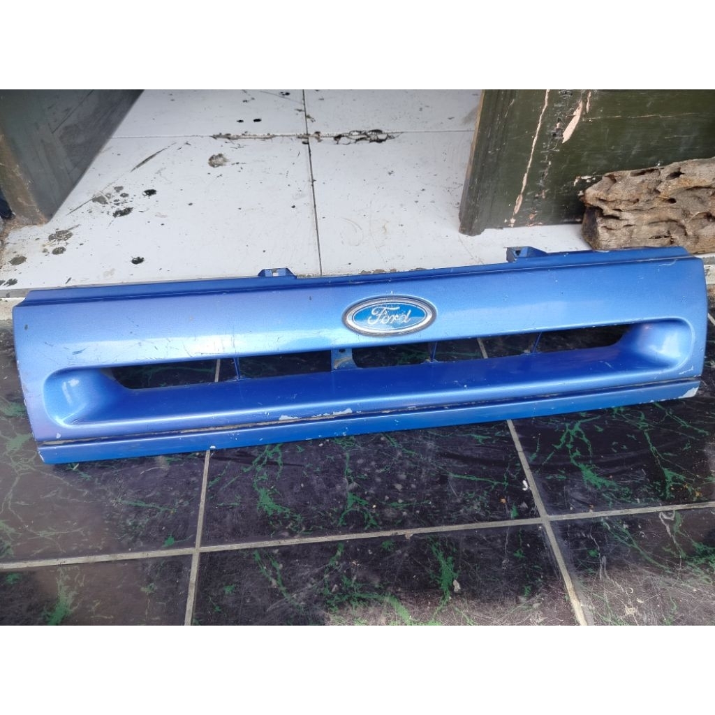 grill original Ford laser