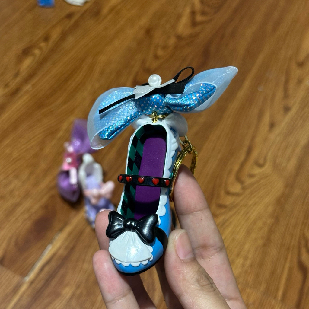 Gantungan sepatu Alice in wonderland Tokyo Disney resort
