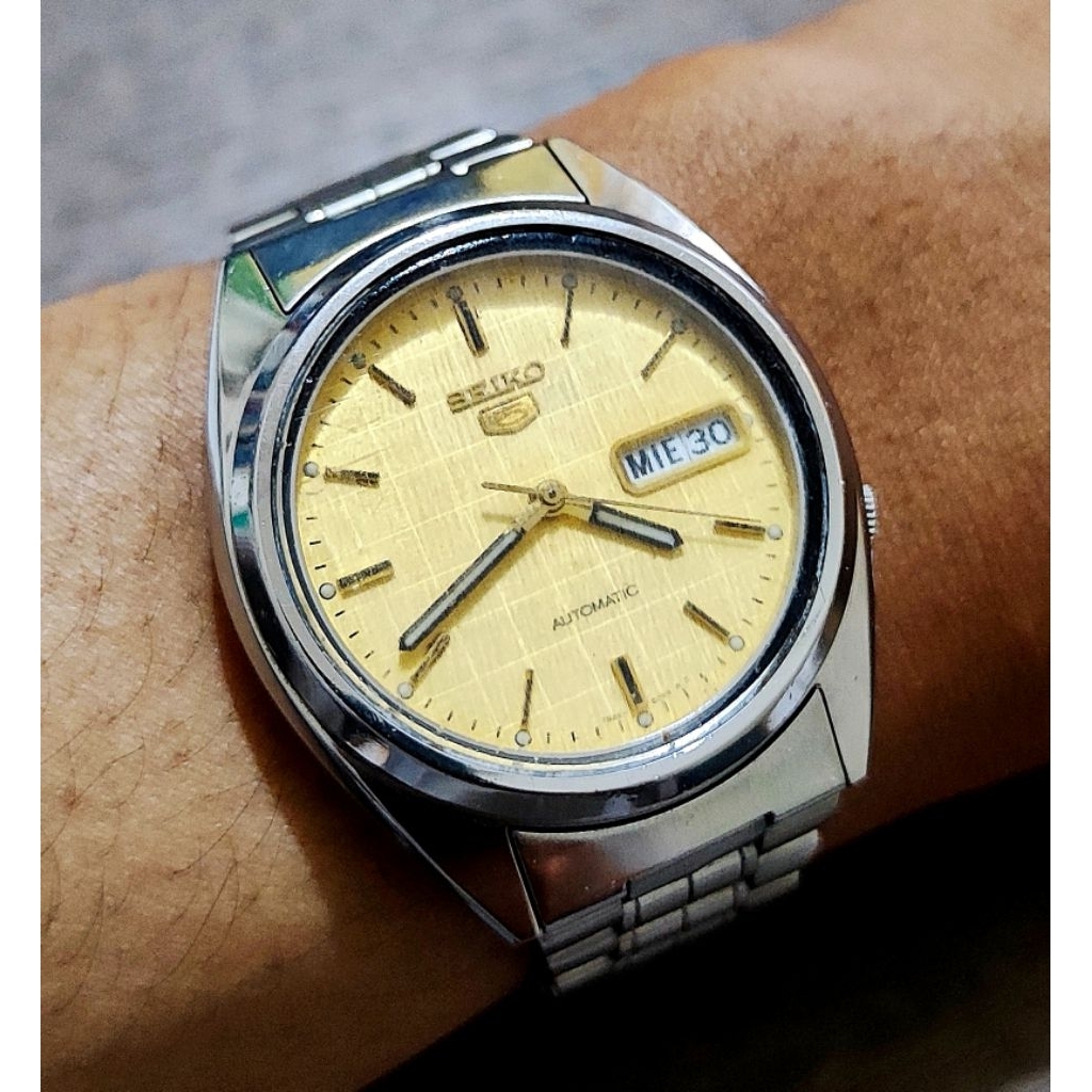 Jam Tangan Seiko 5 Automatic Cal 7S26 Gold Grid Dial
