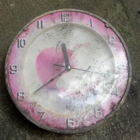jam dinding rusak