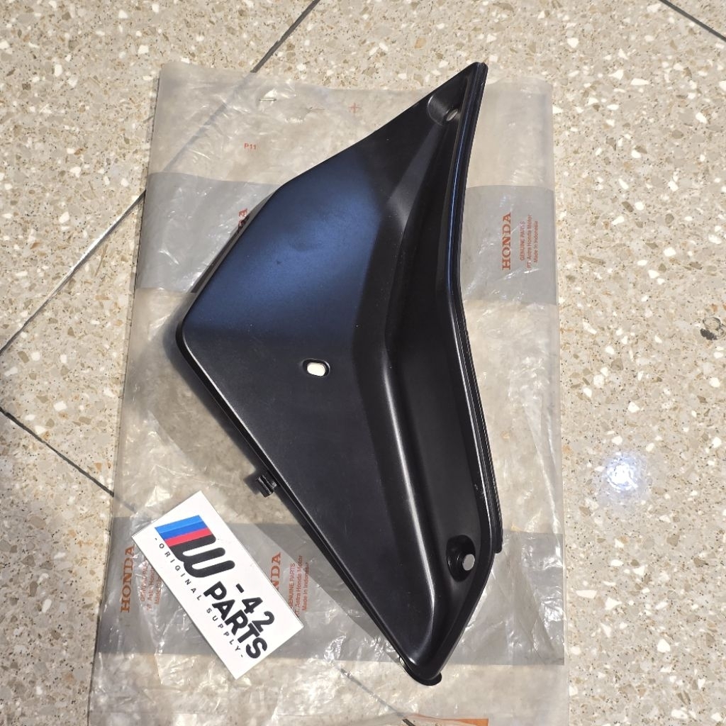 LOUVER SIRIP SAYAP DALAM TUTUP KARBURATOR KANAN SUPRA X 125 X125 HELM IN FI INJEKSI KARBU ORIGINAL A