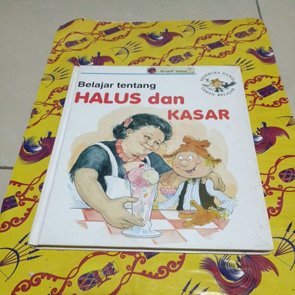 Buku Membuka Dunia Taman belajar - Belajar tentang Halus dan kasar