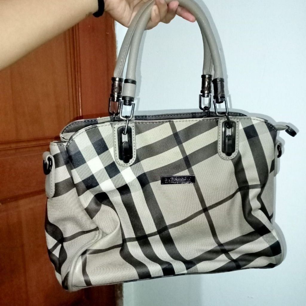 PRELOVED Tas Burberry Wanita Casual Look