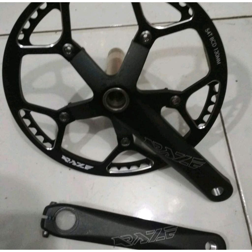 crank set raze single speed 54T hollowtech II HT2 hitam