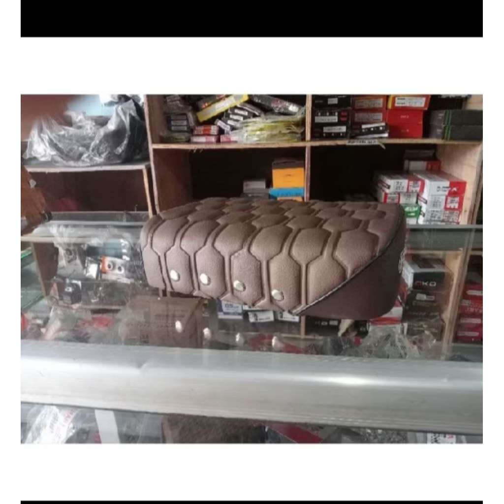 JOK MOTOR HONDA C70 C50 PISPOT BELAKANG SAJA COKLAT MOTIF