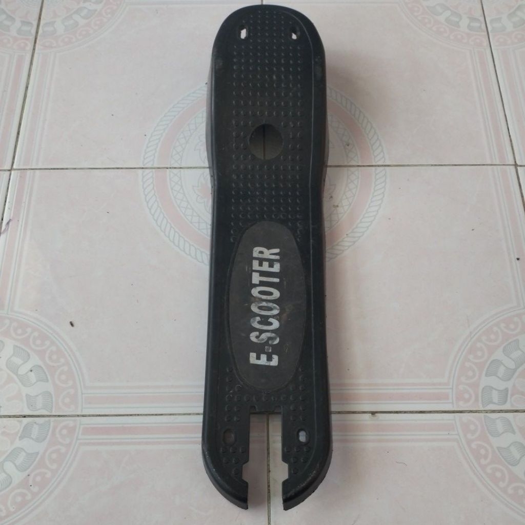 Cover bodi skuter listrik bekas