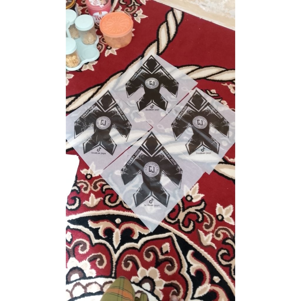 Kertas layangan banyak motif