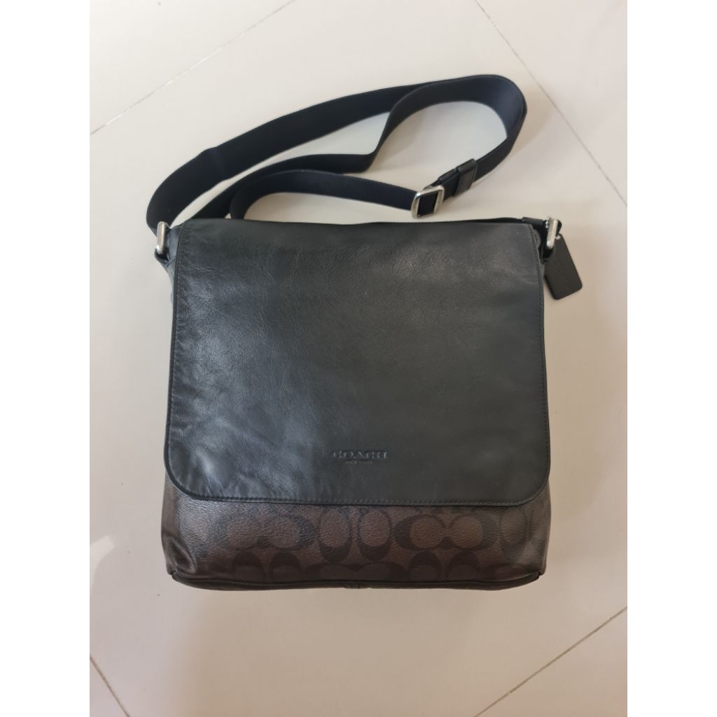 141. Tas Sling Bag Pria Coach Black Brown
Mantan / Bekas / Second

Size : 25cm x 9cm × 25cm

Kulit A