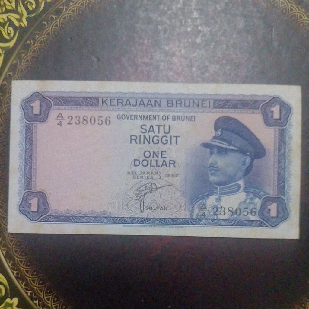 Uang Brunei 1 dollar 1967 edisi pertama xf foxing