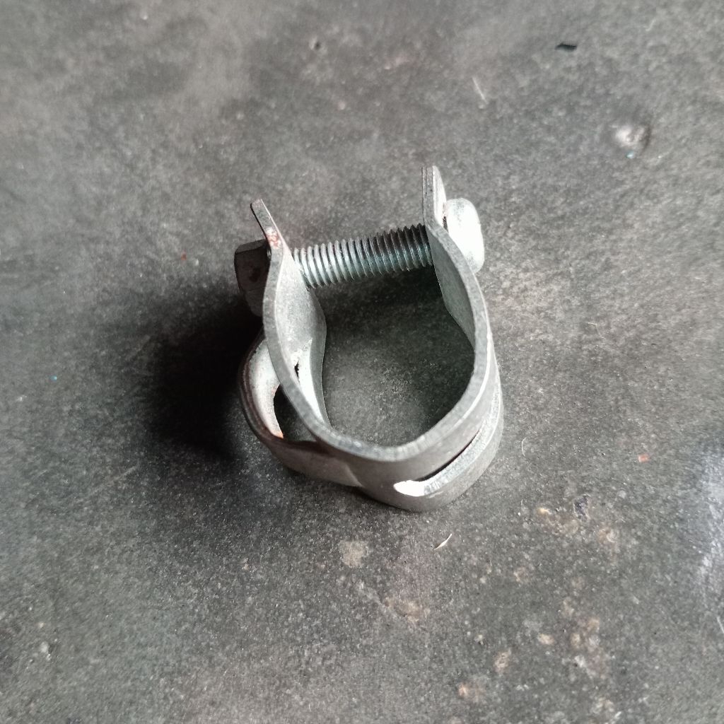 clem tutup tromol sepeda tua dibagian frok depan.