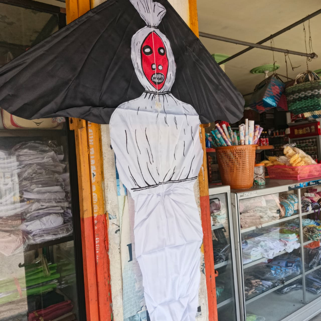 Layang-layang motif Pocong bahan kain dan bambu