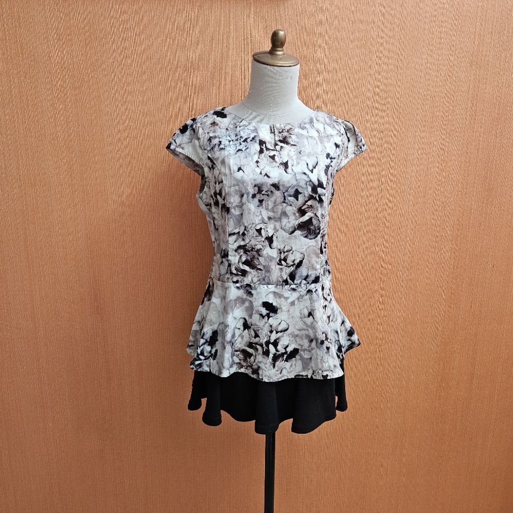 atasan wanita putih motif bunga hitam THE EXECUTIVE cewek L lengan pendek blouse kerja kuliah